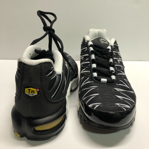 nike air max plus shark black
